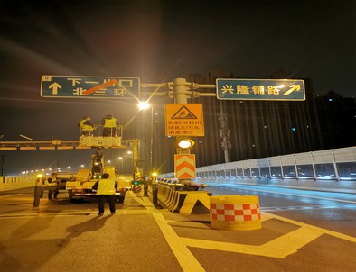 郑州市北三环彩虹桥交通标志牌安装现场图片